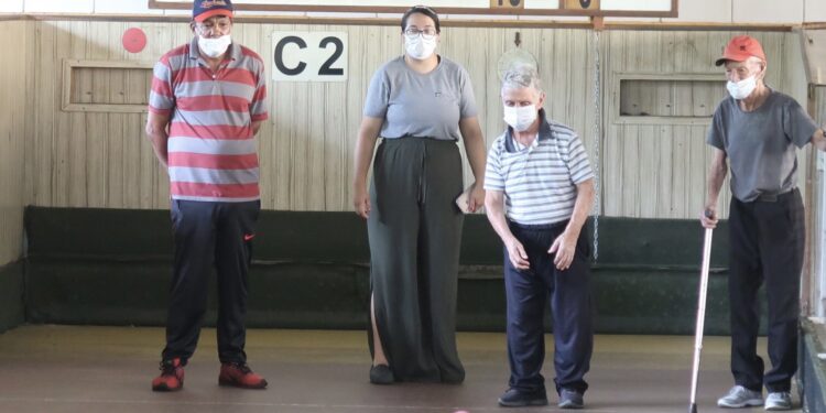 Na visita ao Ginásio Municipal de Esportes “Ayrton Senna da Silva”, o grupo também pôde vivenciar a modalidade bocha, dando um exemplo de vitalidade e disposição.(Divulgação/Prefeitura de Itapetininga)