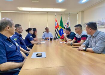 Estavam presentes na audiência com o prefeito, o secretário municipal de Segurança Pública, Coronel Benedito Galende, e integrantes da GCM. (Divulgação)
