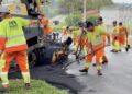 Equipes trabalham em obras de recapeamento no Distrito do Gramadinho em Itapetininga. (Divulgação/Prefeitura de Itapetininga).