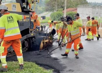 Equipes trabalham em obras de recapeamento no Distrito do Gramadinho em Itapetininga. (Divulgação/Prefeitura de Itapetininga).