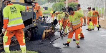 Equipes trabalham em obras de recapeamento no Distrito do Gramadinho em Itapetininga. (Divulgação/Prefeitura de Itapetininga).