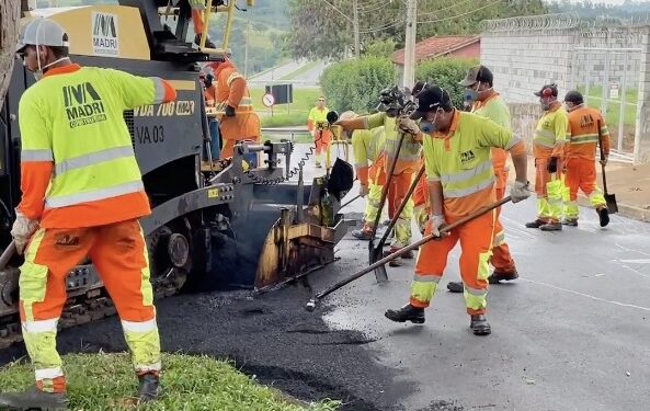 Equipes trabalham em obras de recapeamento no Distrito do Gramadinho em Itapetininga. (Divulgação/Prefeitura de Itapetininga).