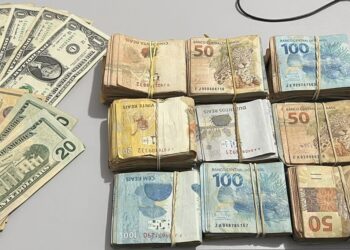 Dinheiro apreendido pela polícia. (Divulgação)