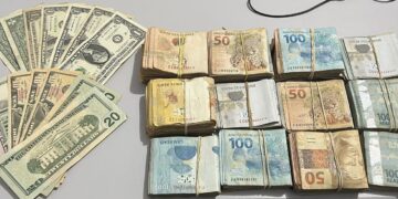 Dinheiro apreendido pela polícia. (Divulgação)