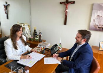 A deputada federal Simone Marquetto (MDB) e o reitor da USCS, Leandro Prearo. (Divulgação)