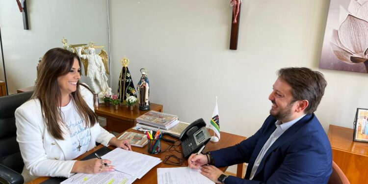 A deputada federal Simone Marquetto (MDB) e o reitor da USCS, Leandro Prearo. (Divulgação)