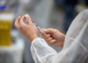 A vacinação é a forma mais eficaz de frear a contaminação e o surgimento de novas variantes do coronavírus. (Agência Brasil)