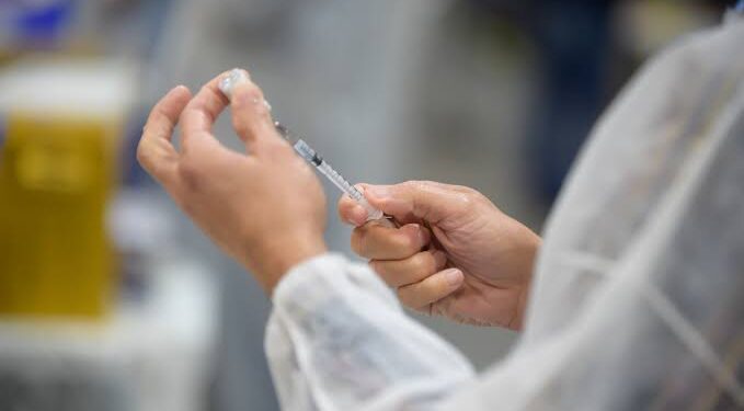A vacinação é a forma mais eficaz de frear a contaminação e o surgimento de novas variantes do coronavírus. (Agência Brasil)