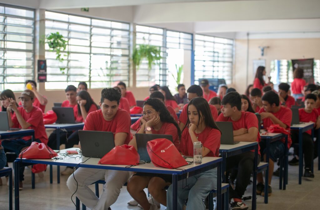 A escola Prof. Eduardo Soares recebeu o evento Gamers do Futuro para mostrar aos jovens todas as possibilidades que o mundo da tecnologia pode trazer. (GameMakers/ Douglas Schinatto)