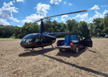 O entorpecente estava sendo transportado dentro da aeronave, em cima dos bancos. (Divulgação/Polícia Federal)