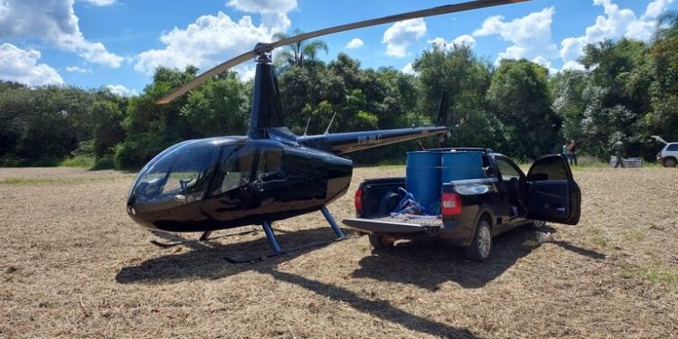 O entorpecente estava sendo transportado dentro da aeronave, em cima dos bancos. (Divulgação/Polícia Federal)