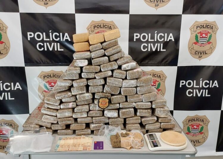 Homem foi surpreendido em sua casa com 87 tijolos de maconha, certa quantia em dinheiro, balança de precisão, além embalagens vazias.(Divulgação)
