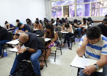 O exame é destinado a jovens e adultos que não concluíram os estudos na idade apropriada. (Divulgação/MEC)