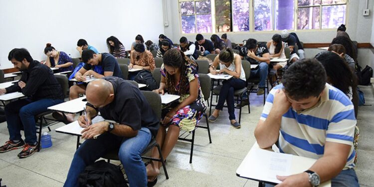 O exame é destinado a jovens e adultos que não concluíram os estudos na idade apropriada. (Divulgação/MEC)