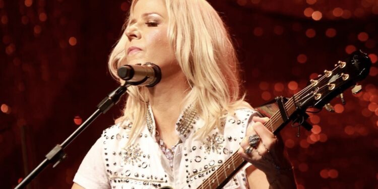 O show da Paula Toller faz parte da turnê "Amorosa", que estreou em São Paulo em agosto de 2022 e vem percorrendo o país. (Divulgação/Facebook)