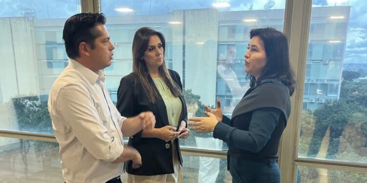 O prefeito Jeferson Brun, a deputada federal Simone Marquetto e a ministra Simone Tebet. (Divulgação)