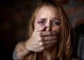 A denúncia é o primeiro passo para romper com o ciclo da violência e pode ser feita por qualquer pessoa que presencie ou sofra agressões. (Freepik)
