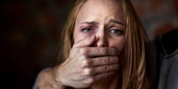 A denúncia é o primeiro passo para romper com o ciclo da violência e pode ser feita por qualquer pessoa que presencie ou sofra agressões. (Freepik)