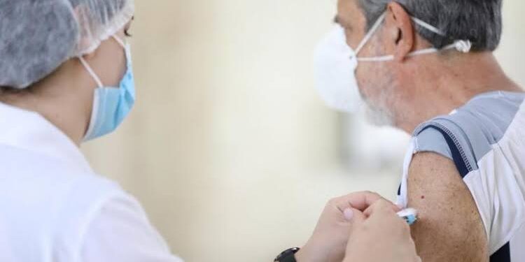 Segundo o ministério, a imunização completa é fundamental para manter a memória imunológica contra a covid-19. (Divulgação)