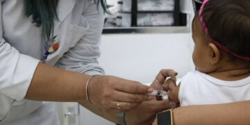 O imunizante para este público é o da Pfizer-BioNTech Comirnaty, popularmente chamado no Brasil de Pfizer Baby. (Agência Brasil)