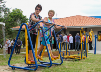 A expressiva proporção de idosas exige maiores cuidados e atenção às suas necessidades em áreas como saúde, transporte e habitação, visando à melhoria de sua qualidade de vida. (Governo do Estado de São Paulo)