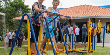 A expressiva proporção de idosas exige maiores cuidados e atenção às suas necessidades em áreas como saúde, transporte e habitação, visando à melhoria de sua qualidade de vida. (Governo do Estado de São Paulo)