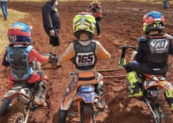 Um dos destaques da competição foi a participação dos irmãos Marcos e Gabriel Dias, de 9 e 5 anos, pilotos itapetininganos que têm representado o município em diversos eventos regionais. (Divulgação/Prefeitura de Itapetininga)