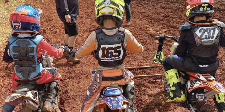 Um dos destaques da competição foi a participação dos irmãos Marcos e Gabriel Dias, de 9 e 5 anos, pilotos itapetininganos que têm representado o município em diversos eventos regionais. (Divulgação/Prefeitura de Itapetininga)