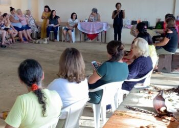 Artesãs em reunião da cooperativa “Joias do Gramadinho” na zona rural de Itapetininga. (Divulgação/ Prefeitura de Itapetininga)