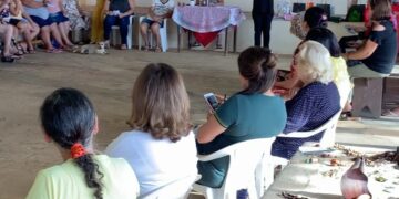 Artesãs em reunião da cooperativa “Joias do Gramadinho” na zona rural de Itapetininga. (Divulgação/ Prefeitura de Itapetininga)