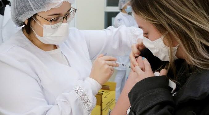 A vacinação contra qualquer doença faz parte da medicina preventiva, que se tornou ainda mais importante com a pandemia de Covid-19. (Agência Brasil)