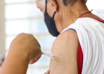 Para se vacinar é necessário que o idoso apresente o comprovante das doses anteriores e documentos pessoais. (Agência Brasil)