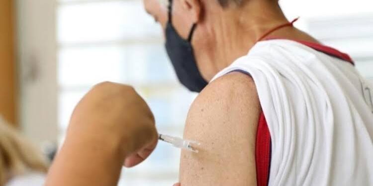 Para se vacinar é necessário que o idoso apresente o comprovante das doses anteriores e documentos pessoais. (Agência Brasil)