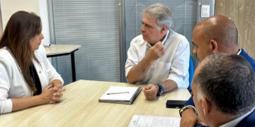 A deputada federal Simone Marquetto (MDB-SP) esteve com o prefeito de Alambari em audiência com a CDHU. (Divulgação)