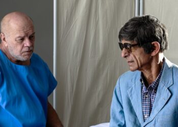 Dois grandes nomes da teledramaturgia brasileira dividem os palcos em montagem sobre o encontro de Chico Xavier com o médico Bezerra de Menezes, após sua morte. (Divulgação)