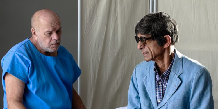 Dois grandes nomes da teledramaturgia brasileira dividem os palcos em montagem sobre o encontro de Chico Xavier com o médico Bezerra de Menezes, após sua morte. (Divulgação)