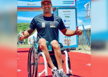 Vinícius competiu na modalidade Duplo Standard Distance, composta por 3 km de natação em mar aberto, 80 km de ciclismo em handbike e 20 km na cadeira de corrida. (Divulgação)