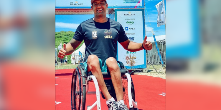 Vinícius competiu na modalidade Duplo Standard Distance, composta por 3 km de natação em mar aberto, 80 km de ciclismo em handbike e 20 km na cadeira de corrida. (Divulgação)
