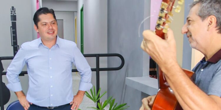 O prefeito Jeferson Brun (PSDB) visita a Escola Livre de Música de Itapetininga. (Divulgação Prefeitura de Itapetininga)