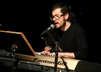 Breno Ruiz é um pianista e compositor brasileiro. Nascido em 1983 na cidade de Sorocaba, mudou-se imediatamente para a vizinha Itapetininga, onde teve seu primeiro contato com a música. (Divulgação)