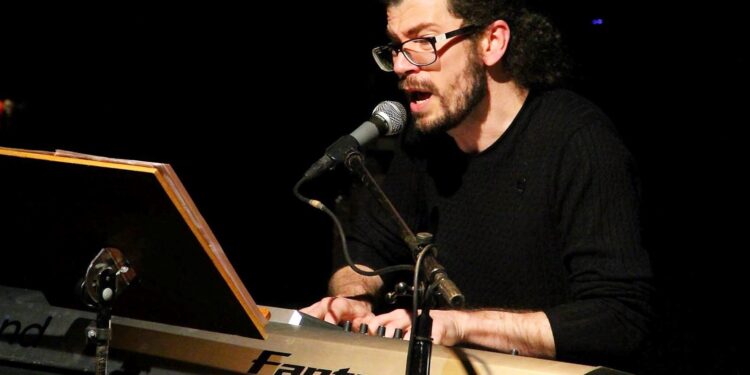 Breno Ruiz é um pianista e compositor brasileiro. Nascido em 1983 na cidade de Sorocaba, mudou-se imediatamente para a vizinha Itapetininga, onde teve seu primeiro contato com a música. (Divulgação)