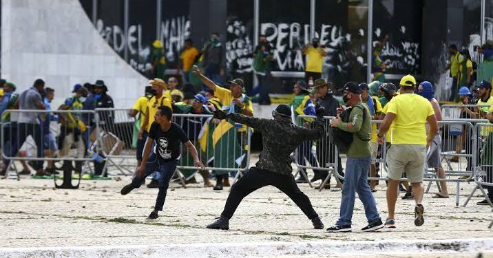 No dia 8 de janeiro, manifestantes golpistas entraram na Esplanada dos Ministérios, invadiram o Palácio do Planalto, o Congresso e o STF e espalharam atos de vandalismo em Brasília.(Agência Brasil)