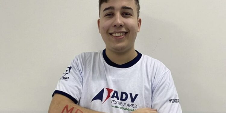 Alex Jackson dos Santos, 20 anos, morreu em acidente na Raposo Tavares (SP-270). (Facebook)