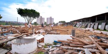 Um dos galpões de animais precisou ser demolido após ter a estrutura comprometida. (William Furtado/Cidade Itapetininga)