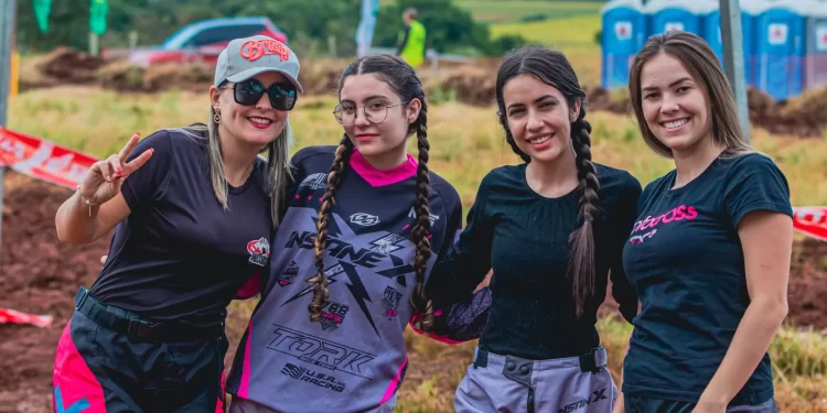 Gabriele Rodrigues e Yasmin Andrade, de Bom Sucesso de Itararé; Ana Rita, de Indaiatuba e Ana Júlia, de Itapeva deram um show de pilotagem. (Foto: Foto - Fernando - Roller.Shot)