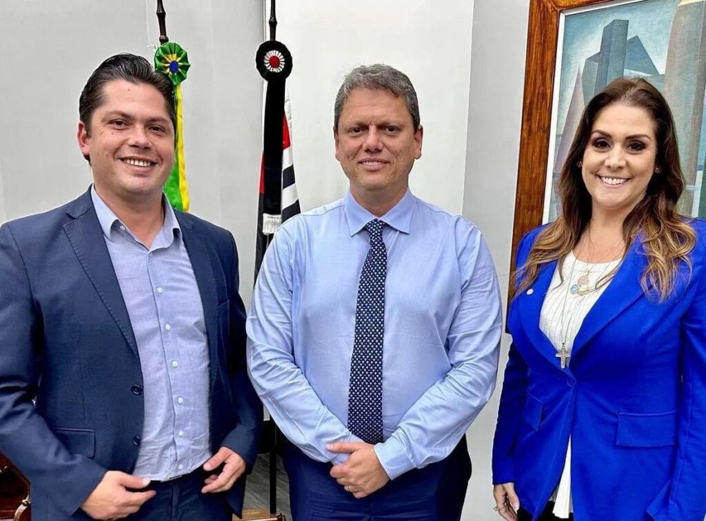 O prefeito Jeferson Brun (PSDB), o governador Tarcísio de Freitas (Republicanos) e a deputada federal Simone Marquetto (MDB) conversaram sobre a implantação de um aeroporto em Itapetininga. (Facebook/Jeferson Brun)