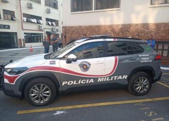 O Toyota Corolla Cross recebeu novo grafismo da Polícia Militar. (Facebook/ViaturasSP)