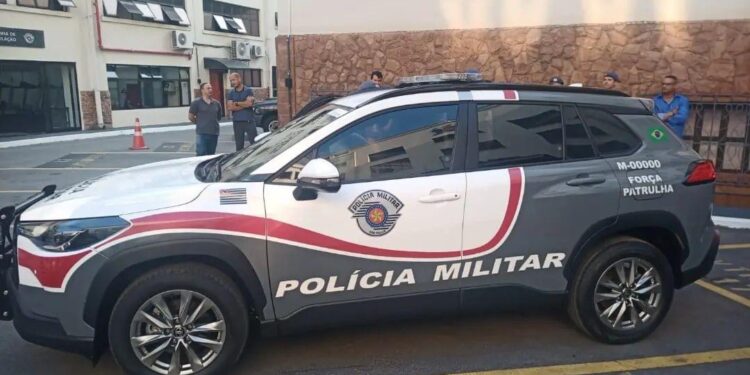 O Toyota Corolla Cross recebeu novo grafismo da Polícia Militar. (Facebook/ViaturasSP)