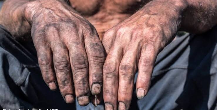 A legislação brasileira atual classifica como trabalho análogo à escravidão toda atividade forçada – quando a pessoa é impedida de deixar seu local de trabalho – desenvolvida sob condições degradantes ou em jornadas exaustivas. (Divulgação/Ministério Público do Trabalho)