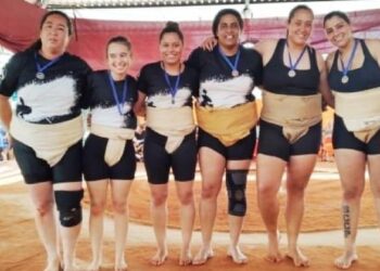 O Sumô é uma luta de origem japonesa, em que dois atletas competem num ringue circular onde o primeiro a tocar o chão com a parte do corpo exceto os pés ou pisar fora do dohyô perde a luta. (Divulgação)